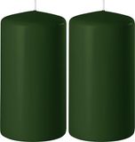 Enlightening Candles 2x Donkergroene cilinderkaarsen/stompkaarsen 6 x 8 cm 27 branduren - Geurloze kaarsen donkergroen