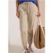 Pantalon avec taille mi-haute et jambes étroites dans une coupe ample