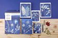 Clairefontaine 83502C - Draadgebonden Notitieboek Floraal/Cyanotype - A5 14,8x21 cm - 64 Gelinieerde Pag. Wit Papier 90g - Papier met Korrel - Cyanotype - 3 designs willekeurig