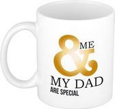 Bellatio Decorations vaderdag mok - me & my dad are special - 300 ml - Goudkleurig