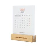 Legami - Kalender met houten sokkel 2025, tafelkalender in het Engels, bevat 12 vellen van karton, op de achterkant anders aforisme voor elke maand, 10,5 x 13 x 2,5 cm