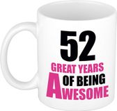 Bellatio Decorations Verjaardag 52 jaar Koffiemok Cadeau - Great years of being awesome - wit/roze - beker - Jubileum - voor dames - vrouwen