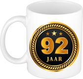 Bellatio Decorations 92 jaar thema koffiemok Medaille - jubileum - verjaardag - zwart met goud - Cadeau beker - 300 ml - keramiek - leeftijden