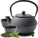 Tealøv THEE SET 1,1 LITER GIETIJZER | COMPLETE SET IN GESCHENKDOOS | Gietijzeren Theepot met Roestvrijstalen Zeef, Gietijzeren Theekopjes en Onderzetter | In Authentiek Japanse Stijl | Arare Zwart