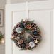 Merkloos Couronne de Noël - D33 cm - décorée - avec cintre de porte blanc - couronne de porte - couronne de sapin