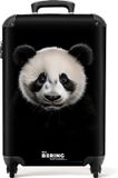 NoBoringSuitcases.com Handbagage koffer lichtgewicht Pandabeer portret op zwarte achtergrond