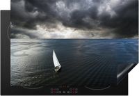 Merkloos KitchenYeah® Inductie beschermer 77x51 cm - Zeilboot en donkere wolken boven de zee - Inductie beschermer