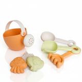 alldoro 60176 Mijn eerste zandspeelgoed, 7-delig, strandspeelgoed met gieter, schep, hark, lepel en 3 zandvormpjes, emmerset met 7 delen van kunststof en tarwestro-mix, kinderen vanaf 18 maanden