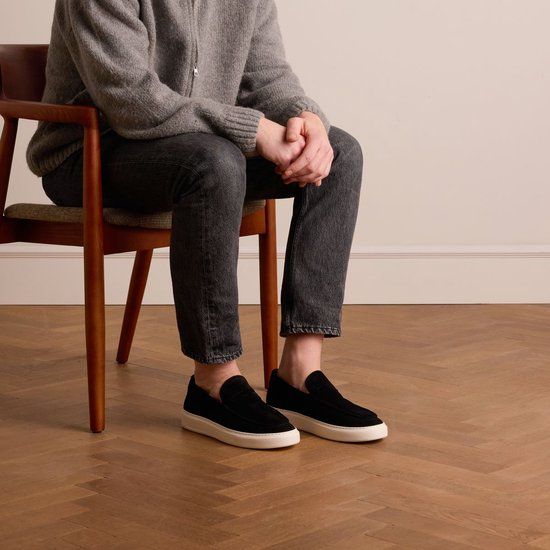 Manfield - Zwarte suède loafers met sportieve zool - Maat 46