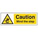VSafety Voorzichtigheid De Stap Waarschuwingsbord - 300mm x 100mm - Zelfklevend Vinyl