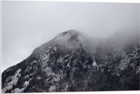 Merkloos / Sans marque Acrylglas - Hoge Berg met Bomen tussen de Mist - 90x60 cm