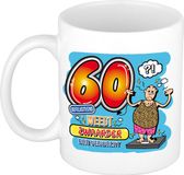 Bellatio Decorations cadeau mok - 60 weegt zwaarder dan verwacht - keramiek - 300 ml