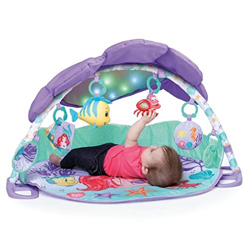 Bright Starts The Little Mermaid Twinkle Trove Light-Up Muzikale Baby Activity Gym, 25 minuten melodieën, 6 Speelgoed Inbegrepen, Pasgeboren+