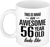 Bellatio Decorations This is what an awesome 56 year old looks like - cadeau koffiemok - beker - 300 ml - verjaardag 56 jaar - kado mok / beker