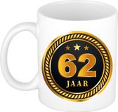 Bellatio Decorations Shoppartners Bv 62 jaar thema koffiemok Medaille - jubileum - verjaardag - zwart met goud - Cadeau beker - 300 ml - keramiek