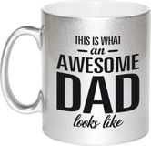 Bellatio Decorations This is what an awesome dad looks like tekst cadeau mok / beker - zilver - Vaderdag - 330 ml