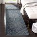 SAFAVIEH Vintage Collection tapijtloper - 2'2" x 22", lichtblauw en donkerblauw, oosters traditioneel versleten viscose ontwerp, ideaal voor veel verkeer in de woonkamer, slaapkamer (VTG875-7330)