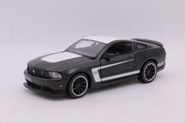 Bauer Spielwaren Maisto Ford Mustang Boss 302: Origineelgetrouw modelauto 1:24, met deuren en motorkap om te openen, klaar model, zwart (531269M)