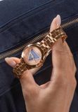 Guess Tri Plaque Kwarts Analoog Horloge Roségouden Kast: 100% Gerecycled Staal | Armband: 100% Roestvrij Staal 34 mm GW0675L3
