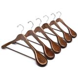 Amber Home 6 stuks walnoot brede schouder houten pak kleerhangers met antislip broek bar, massief houten jas kleerhangers gladde afwerking voor trui, broeken, zware kleding (walnoot, 6 stuks)