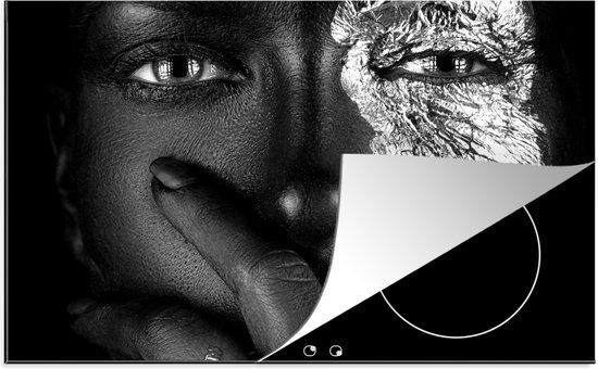 KitchenYeah® Inductie beschermer 77x51 cm - Donkere vrouw met blauwe ogen en zilveren accenten - zwart wit - Kookplaataccessoires - Afdekplaat voor kookplaat - Inductiebeschermer - Inductiemat - Inductieplaat mat