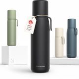 LARS NYSØM Roestvrijstalen Thermosfles - Dubbelwandige Geïsoleerde Drinkfles met Beker en Draagriem, Lekvrije Metalen Fles voor Reizen, Kantoor & Buitenactiviteiten (Carbon Black)