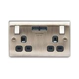 BG Electrical Nexus Metalen Antiek Messing Dubbel Geschakeld 13A Stopcontact Met USB Opladen - 2X USB Sockets (3.1A) Zwart Insert
