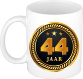 Bellatio Decorations 44 jaar thema koffiemok Medaille - jubileum - verjaardag - zwart met goud - Cadeau beker - 300 ml - keramiek