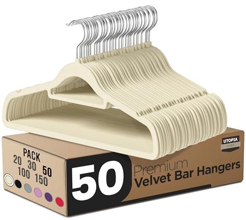 Utopia Home - Hoogwaardige fluwelen antisliphangers - Slipvaste en duurzame fluwelen hangers met stropdashouder - Sterk genoeg voor jassen en truien (ivoor, 50 stuks)