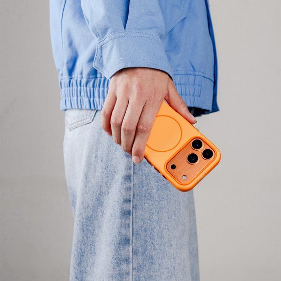 imoshion Color Backcover met Thin MagSafe Ring voor de Apple iPhone 16 Pro - Oranje