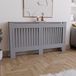 Vida Designs Chelsea Radiatorombouw Olive Grey - Groot - Modern verticaal lamellenontwerp voor optimale warmtecirculatie - H82xW152xD19cm - Geschilderde MDF-kast Ideaal voor woonkamer en gang
