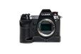Zakao Lumix S1 S1R Case, Cuir véritable fait main Demi-étui pour appareil photo Sac Housse pour Panasonic Lumix S1 S1R Version à ouverture inférieure Avec dragonne (Noir)