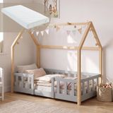 en.casa Kinderbed 'Sisimiut' in Montessori-stijl, met een huisachtige uitstraling, inclusief matras en valbeveiliging. Gemaakt van grenenhout, afmetingen 70x140 cm. Kleur: lichtgrijs/naturel