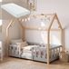 en.casa Kinderbed 'Sisimiut' in Montessori-stijl, met een huisachtige uitstraling, inclusief matras en valbeveiliging. Gemaakt van grenenhout, afmetingen 70x140 cm. Kleur: lichtgrijs/naturel