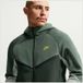 Nike Tech, petit