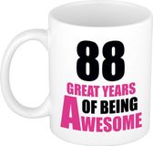 Bellatio Decorations Shoppartners Bv Verjaardag 88 jaar Koffiemok Cadeau - Great years of being awesome - wit/roze - beker - Jubileum - voor dames - vrouwen