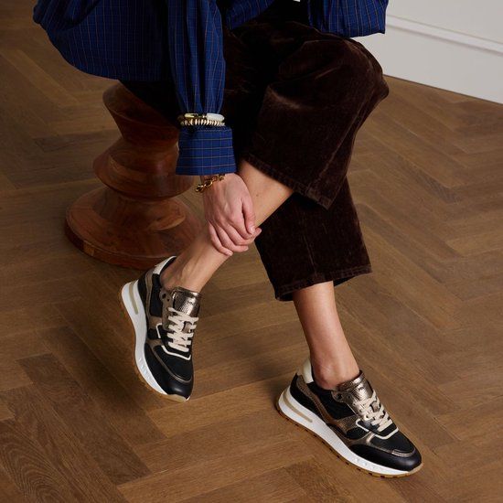 Manfield - Dames - Zwarte leren sneakers met metallic details - Maat 42