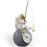 Astronautenklok voor bureau en plank, werkt op batterijen, astronaut en planeet figuur voor kantoor en kinderkamer, slaapkamerdecoratie, kleine tafelklok