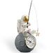 Astronautenklok voor bureau en plank, werkt op batterijen, astronaut en planeet figuur voor kantoor en kinderkamer, slaapkamerdecoratie, kleine tafelklok