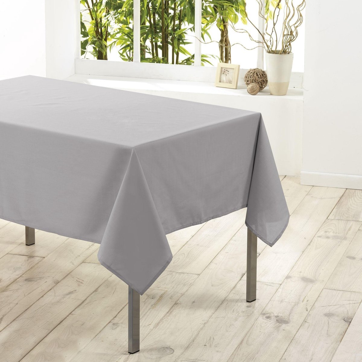 - Lichtgrijs tafelkleed van polyester met formaat 140 x 250 cm - Basic eettafel tafelkleden