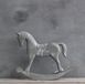 Cheval à bascule en béton gris