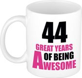 Bellatio Decorations Shoppartners Bv Verjaardag 44 jaar Koffiemok Cadeau - Great years of being awesome - wit/roze - beker - Jubileum - voor dames - vrouwen