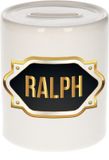 Bellatio Decorations Shoppartners Bv Spaarpot met voornaam Ralph - wit - met goud/zwart embleem - 8 x 9 cm - keramiek - met afsluitdop - cadeau verjaardag