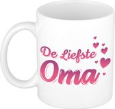 Bellatio Decorations Shoppartners Bv De liefste oma kado koffiemok - drink beker - wit met roze hartjes - verjaardag cadeau