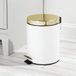Poubelle à pédale - idéale pour salle de bain, cuisine et bureau - avec pédale, couvercle et une poubelle intérieure en plastique - design ergonomique - 5 litres - blanc/blanc métal
