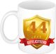 Bellatio Decorations Leeftijd cadeau koffiemok - 44 jaar - Gefeliciteerd - Gouden schild en wimpel - jubileum - verjaardag - beker - 300 ml - wit