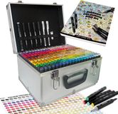 Joya Creative Twinmarkers Set 300 Stuks - Alcohol Markers in Luxe Metalen Koffer - Dual-Tip Stiften voor Volwassenen en Kinderen - Inclusief Markerpad A4, Zwarte Fineliners & Witte Gelpennen