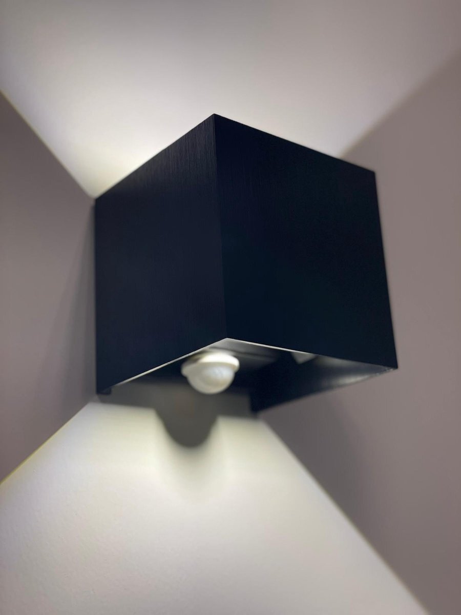 Lura Life - Design Wandlamp Kubus met bewegingssensor - LED - Geborsteld Zwart - 3000K Warm wit - IP65 Waterdicht - Muurlamp - Geschikt voor binnen & buiten - Motion Sensor