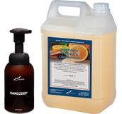 Claudius Cosmetics B.V. Zeepdispenser 300 ml amber bruin hervulbaar + 5 liter Handzeep Sweet Orange & Cedarwood navulling