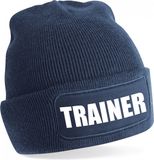 Bellatio Decorations Muts tekst trainer - navy blauw - voor volwassenen - Cadeau trainer / coach - wintermutsen